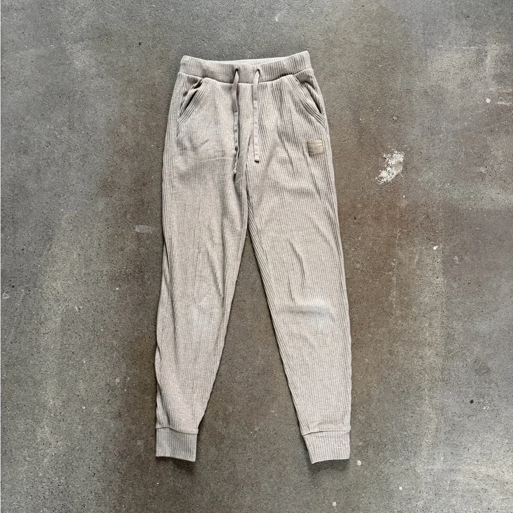 Alo Yoga Muse Sweatpant in Gravel Heather Size XXS Athleisure Ribbed Jogger - Picture 5 of 8